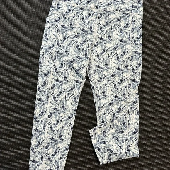 Fabletics matching set. - Picture 3 of 4
